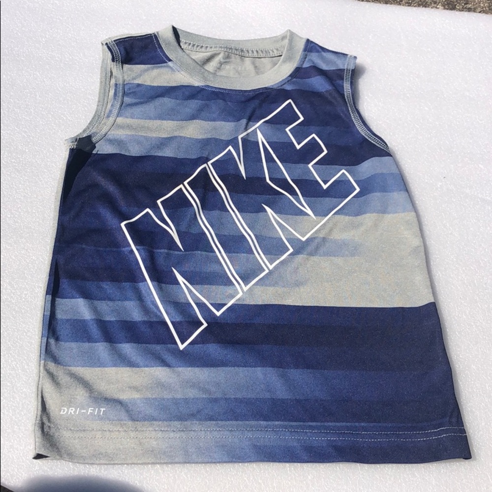 The Nike Tee -boy -size 6-medium(5 to 6 yers old)
